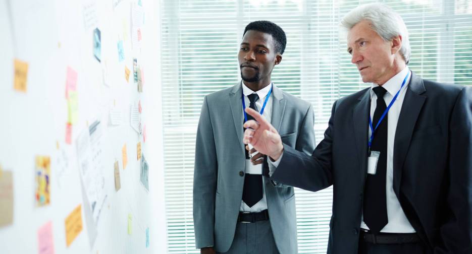 detectives-sharing-ideas-with-each-other (1)